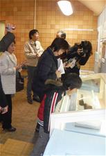青谷横木遺跡出土の「女性群像」板絵を見学する人たち。