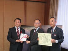 山陰合同銀行Duoカードレディース（女子ゴルフ大会）からの鳥取県中部地震の復興に係る義援金贈呈式2