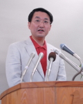 記者会見中の知事の写真
