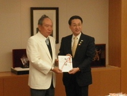 飯島代表取締役社長から知事へ目録贈呈