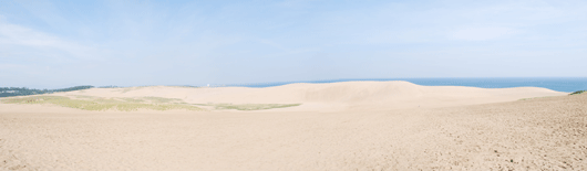 「馬の背」の風景－砂丘、日本海、そして青空がすばらしいコントラストです