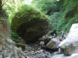 巨大な岩