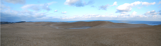 「馬の背」の風景－濡れた砂、紺青の海、空　それぞれの色が鮮やかな対比を見せています