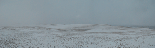 「馬の背」の風景－強い北風が吹いており、雪も舞って、見晴らしはよくありません。