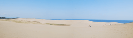 「馬の背」の風景－白砂が広がる砂丘の向こうには穏やかな日本海が広がっています