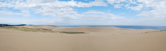 「馬の背」の風景－空、海、そして砂丘との色対比が美しい