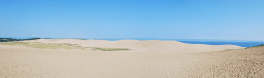 「馬の背」の風景－白砂広がる砂丘と紺青の海、そして青空は素晴らしいコントラストを見せています