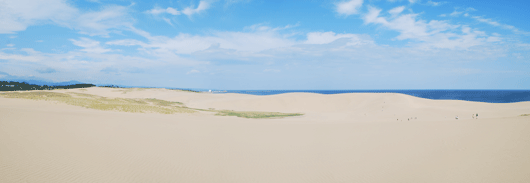 「馬の背」の風景－空と海と砂のコントラストが鮮やかです