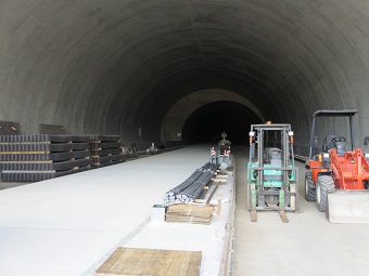トンネル舗装施工状況写真
