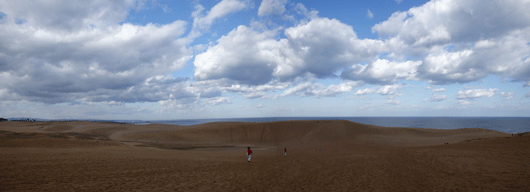 「馬の背」の風景－曇りですがにぎわってます