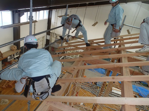 屋根での作業