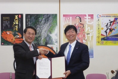 平井知事と岡山県知事の握手の写真