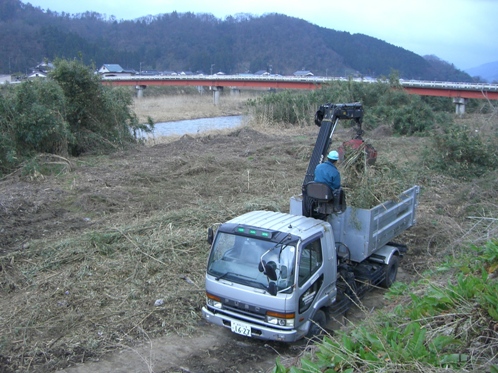 河川伐木の作業風景