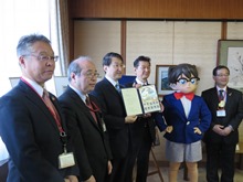 鳥取砂丘コナン空港オリジナルフレーム切手贈呈式1
