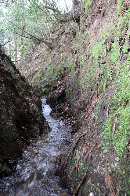 山を切り込んで作られた水路の写真