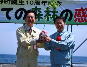 苗木の贈呈（平井知事から岩手県知事へ）