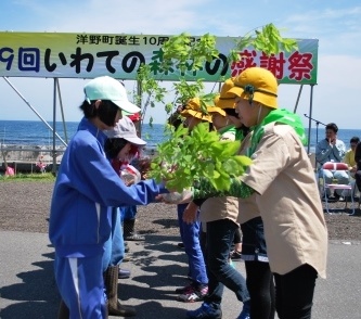 苗木の贈呈（鳥取県児童から岩手県児童へ）