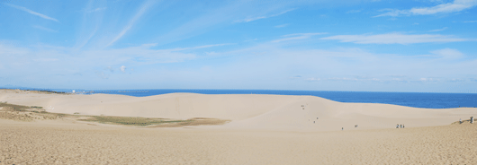 「馬の背」の風景ー空・海・砂のコントラストが鮮やかです