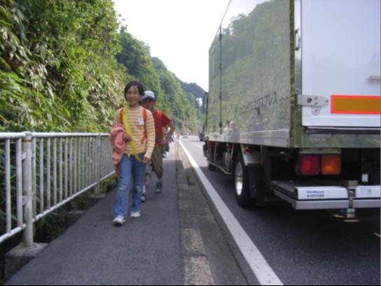 子供のそばを通る大型トラック