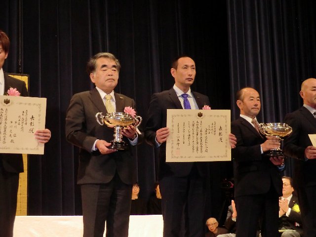 天皇杯を受賞した八頭中央森林組合の前田組合長と砂場部長