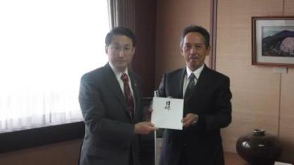 大橋執行役員から平井知事へ贈呈の写真
