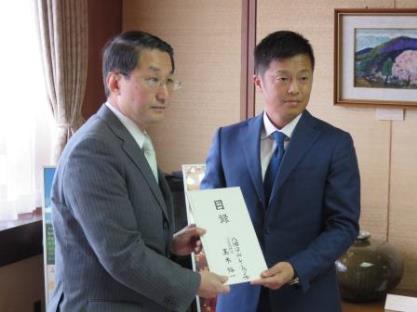 玉木代表取締役から平井知事へ贈呈の写真
