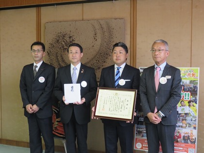 田部代表取締役社長から平井知事へ寄附金の贈呈の写真
