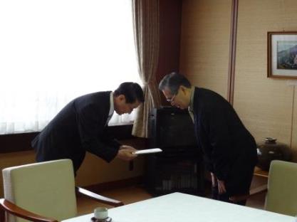 足立会長から平井知事へ贈呈の写真