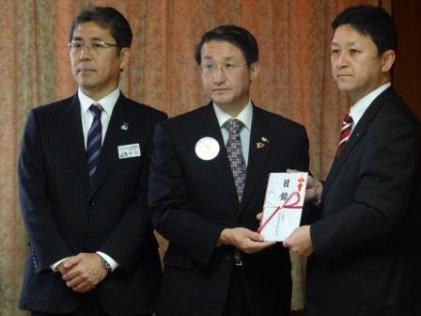 MS&ADインシュアランスグループから平井知事へ義援金の贈呈の写真
