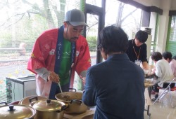 とっとり震災支援連絡協議会が開催した「芋煮会」でなすびさんらが料理を提供する様子