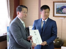 八幡コーポレーション株式会社からの鳥取県中部地震の復興に係る寄附金贈呈式1