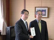 鳥取県議会久友会からの鳥取県中部地震の被災者支援に係る義援金贈呈式1
