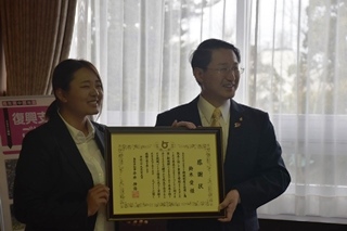 平井知事から鈴木選手へ感謝状贈呈の写真