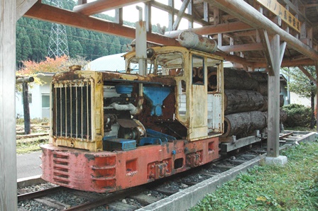 沖ノ山森林鉄道の機関車とトロッコの写真