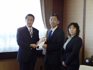 エプソンリペア株式会社から平井知事へ義援金の贈呈