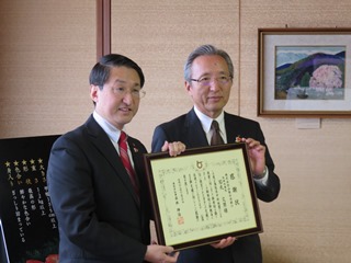 平井知事から石丸頭取へ感謝状の贈呈写真