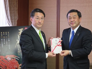 鳥取銀行から平井知事へ寄附金贈呈の写真