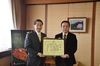 平井知事から実行委員会へ感謝状の贈呈