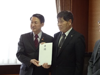 全日本不動産協会鳥取支部から平井知事へ目録の贈呈