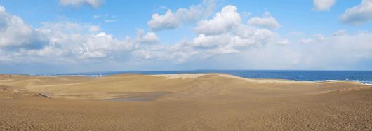 「馬の背」の風景－青空に雲が浮かんでいます