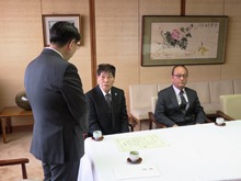 公益社団法人全日本不動産協会鳥取県本部からの鳥取県中部地震の被災者支援に係る義援金贈呈式1