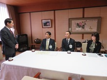 株式会社ファミリーマートからの鳥取県中部地震の被災者支援に係る義援金贈呈式1