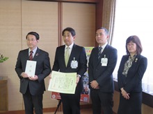 株式会社ファミリーマートからの鳥取県中部地震の被災者支援に係る義援金贈呈式2
