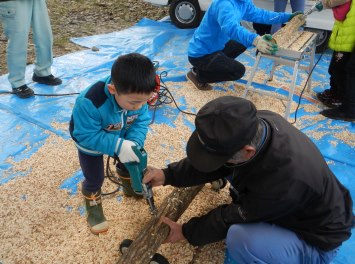 小さいお友達も穴あけ体験