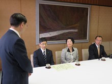 立正佼成会からの鳥取県中部地震の被災者支援に係る義援金贈呈式1