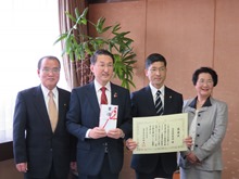 立正佼成会からの鳥取県中部地震の被災者支援に係る義援金贈呈式2