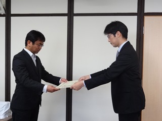 井上局長から鳥取県民主医療機関連合会へ感謝状を手渡す様子