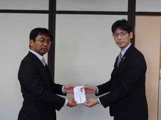 鳥取県民主医療機関連合会から井上局長へ目録が手渡された様子