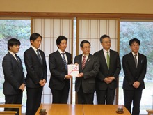 鳥取米子ソーラーパーク株式会社からの鳥取県中部地震の復興に係る寄附金贈呈式1
