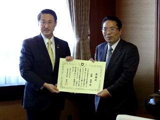 平井知事から加藤元鳥取財務事務所長へ感謝状の贈呈の様子